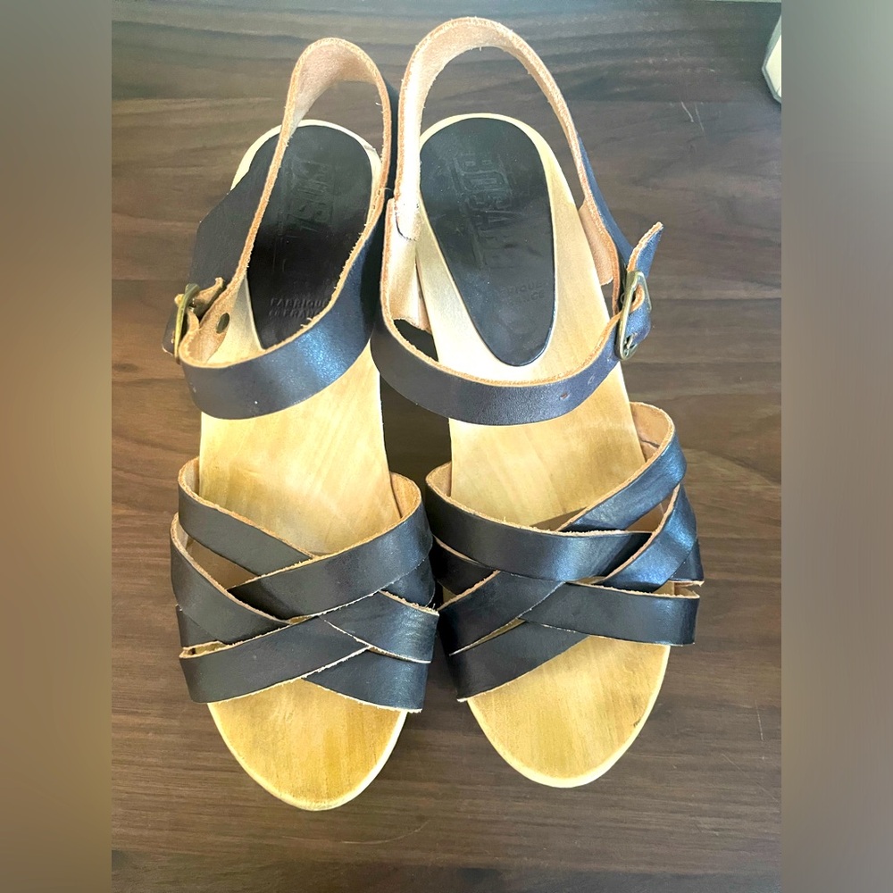 wooden clogs / sandals